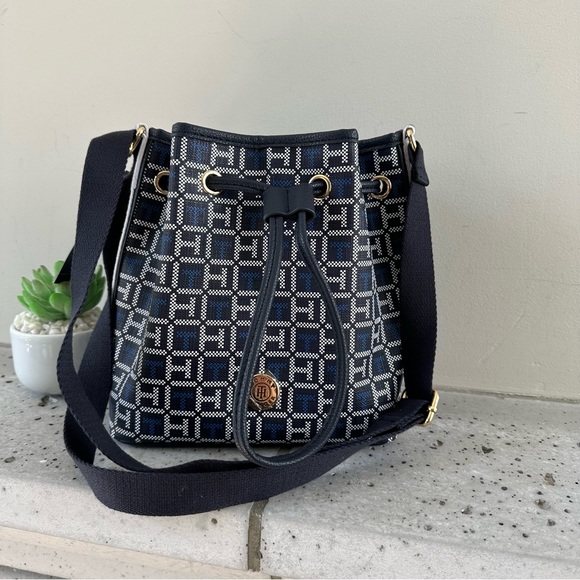 NWT Tommy Hilfiger Bucket Bag - Picture 3 of 9
